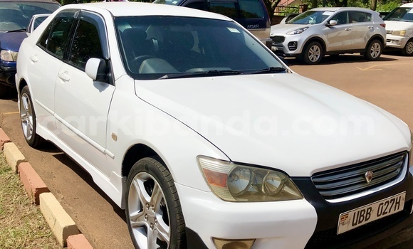 Gura Yakoze Toyota Altezza White Imodoka i Kampala mu Uganda