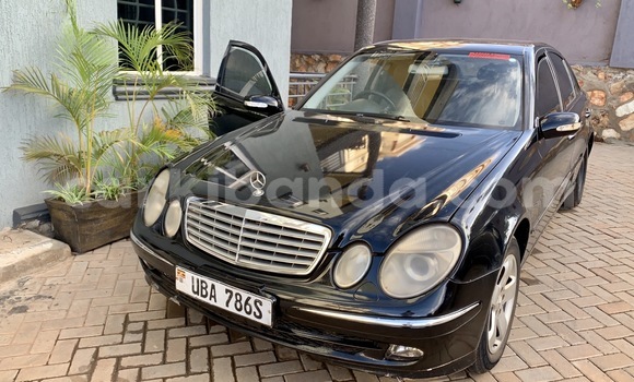 Nunua Ilio tumika Mercedes‒Benz E–Class Nyeusi Gari ndani ya Kampala nchini Uganda