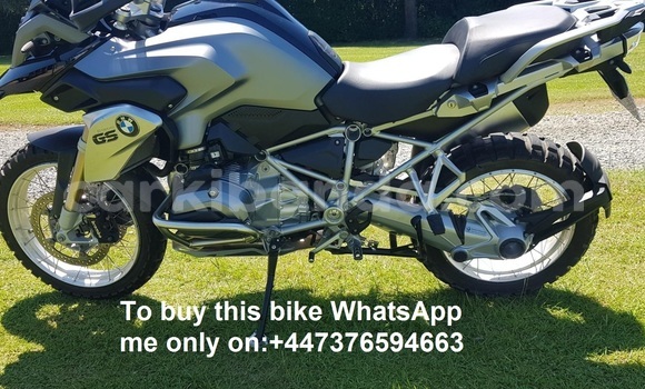 Gura Yakoze BMW R1200GS Adventure Silver Bike i Kampala mu Uganda