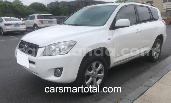 Gura Yakoze Toyota RAV4 White Imodoka i Bweyogerere mu Central Gura Yakoze Toyota RAV4 White Imodoka i Bweyogerere mu Central