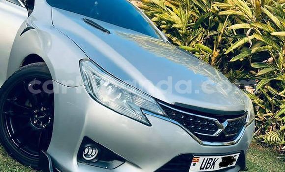 Gura Yakoze Toyota Mark X Silver Imodoka i Kampala mu Uganda
