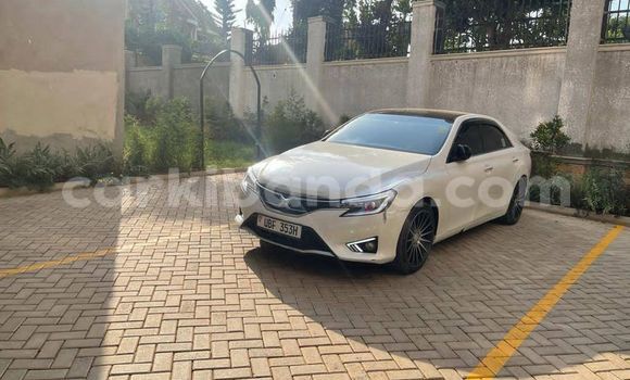 Nunua Ilio tumika Toyota Mark X Nyeupe Gari ndani ya Kampala nchini Uganda