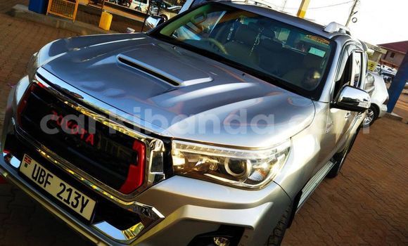 Gura Yakoze Toyota Hilux Silver Imodoka i Kampala mu Uganda