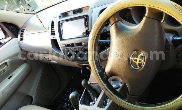 Nunua Ilio tumika Toyota Hilux Fedha Gari ndani ya Kampala nchini Uganda Nunua Ilio tumika Toyota Hilux Fedha Gari ndani ya Kampala nchini Uganda