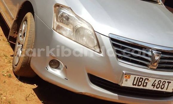 Gura Yakoze Toyota Premio Silver Imodoka i Kampala mu Uganda