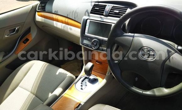 Nunua Ilio tumika Toyota Premio Fedha Gari ndani ya Kampala nchini Uganda Nunua Ilio tumika Toyota Premio Fedha Gari ndani ya Kampala nchini Uganda