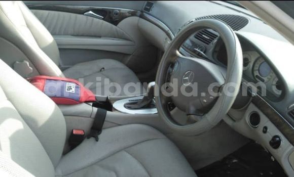 Nunua Ilio tumika Mercedes‒Benz E–Class Nyeusi Gari ndani ya Kampala nchini Uganda Nunua Ilio tumika Mercedes‒Benz E–Class Nyeusi Gari ndani ya Kampala nchini Uganda