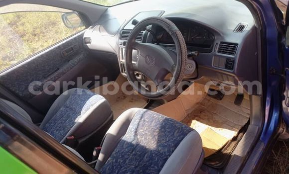 Nunua Ilio tumika Toyota Ipsum Bluu Gari ndani ya Kampala nchini Uganda Nunua Ilio tumika Toyota Ipsum Bluu Gari ndani ya Kampala nchini Uganda