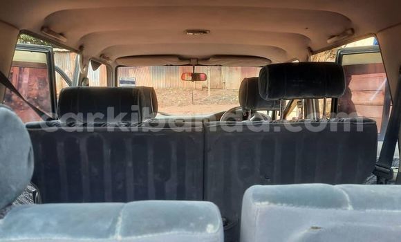 Nunua Ilio tumika Toyota Land Cruiser Nyeusi Gari ndani ya Kampala nchini Uganda Nunua Ilio tumika Toyota Land Cruiser Nyeusi Gari ndani ya Kampala nchini Uganda