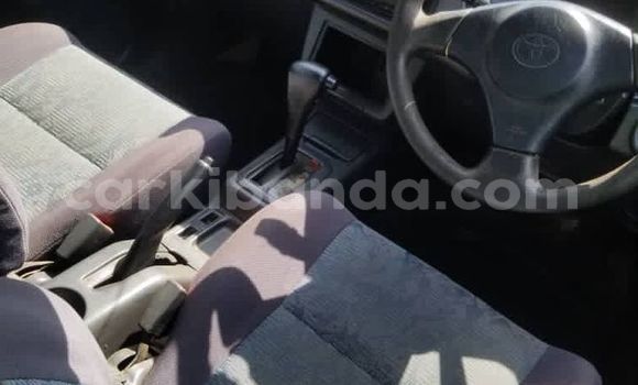 Nunua Ilio tumika Toyota RAV4 Bluu Gari ndani ya Kampala nchini Uganda Nunua Ilio tumika Toyota RAV4 Bluu Gari ndani ya Kampala nchini Uganda