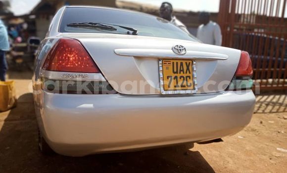 Nunua Ilio tumika Toyota Mark II Fedha Gari ndani ya Kampala nchini Uganda Nunua Ilio tumika Toyota Mark II Fedha Gari ndani ya Kampala nchini Uganda