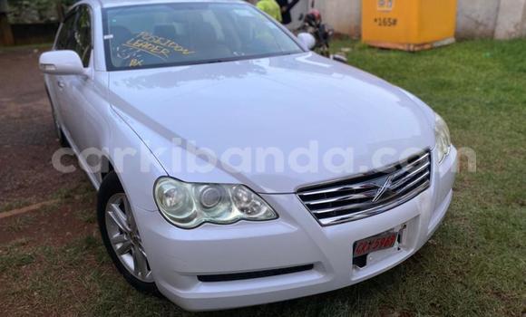 Gura Yakoze Toyota Mark X White Imodoka i Kampala mu Uganda