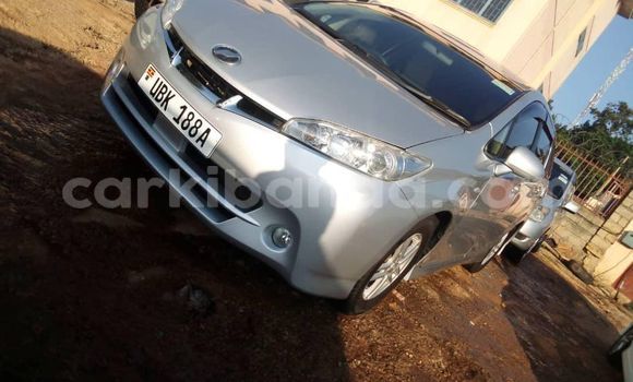 Gura Yakoze Toyota Wish Silver Imodoka i Kampala mu Uganda