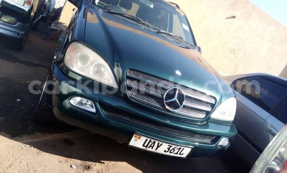 Gura Yakoze Mercedes‒Benz ML–Class Green Imodoka i Kampala mu Uganda