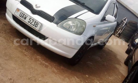 Gura Yakoze Toyota Vitz White Imodoka i Kampala mu Uganda