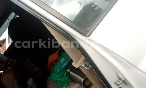 Acheter Occasion Voiture Toyota Land Cruiser Blanc à Kampala, Ouganda Acheter Occasion Voiture Toyota Land Cruiser Blanc à Kampala, Ouganda