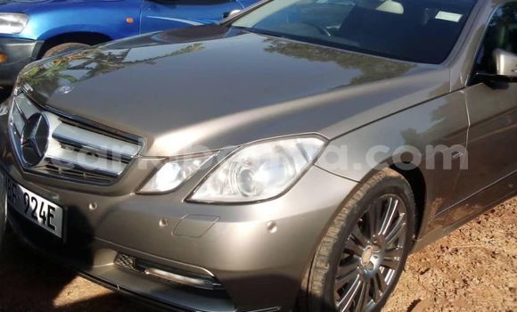 Acheter Occasion Voiture Mercedes‒Benz E–Class Marron à Kampala, Ouganda Acheter Occasion Voiture Mercedes‒Benz E–Class Marron à Kampala, Ouganda