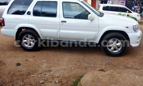 Acheter Occasion Voiture Nissan Terrano Blanc à Kampala, Ouganda