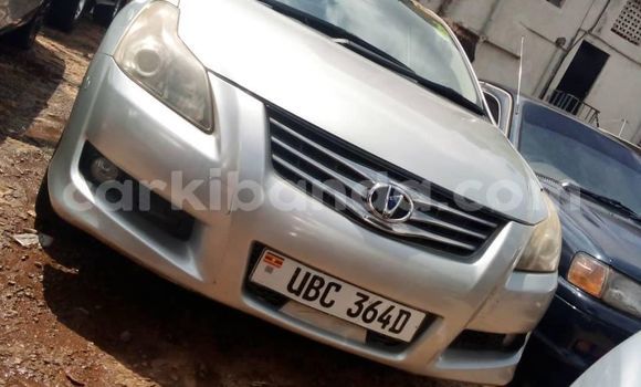 Nunua Ilio tumika Toyota Blade Fedha Gari ndani ya Kampala nchini Uganda