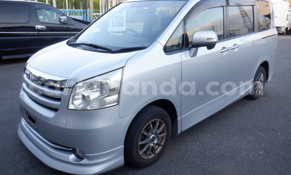 Acheter Occasion Voiture Toyota Voxy Gris à Kampala, Ouganda
