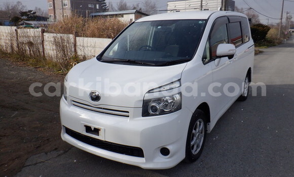 Gura Yakoze Toyota Voxy White Imodoka i Kampala mu Uganda Gura Yakoze Toyota Voxy White Imodoka i Kampala mu Uganda