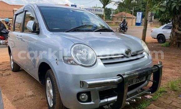 Gura Yakoze Toyota Sienta Silver Imodoka i Kampala mu Uganda