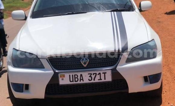 Gura Yakoze Toyota Altezza White Imodoka i Kampala mu Uganda