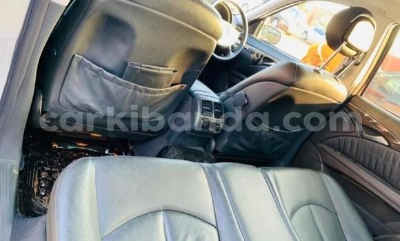 Gura Yakoze Mercedes‒Benz E-klasse Silver Imodoka i Kampala mu Uganda Gura Yakoze Mercedes‒Benz E-klasse Silver Imodoka i Kampala mu Uganda