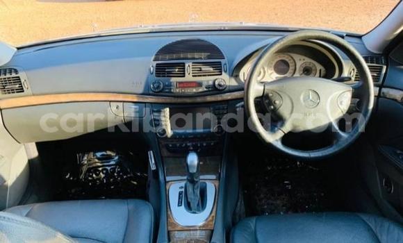 Gura Yakoze Mercedes‒Benz E-klasse Silver Imodoka i Kampala mu Uganda Gura Yakoze Mercedes‒Benz E-klasse Silver Imodoka i Kampala mu Uganda