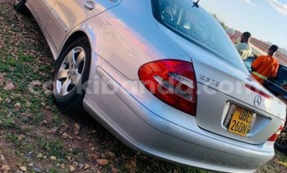 Gura Yakoze Mercedes‒Benz E-klasse Silver Imodoka i Kampala mu Uganda Gura Yakoze Mercedes‒Benz E-klasse Silver Imodoka i Kampala mu Uganda