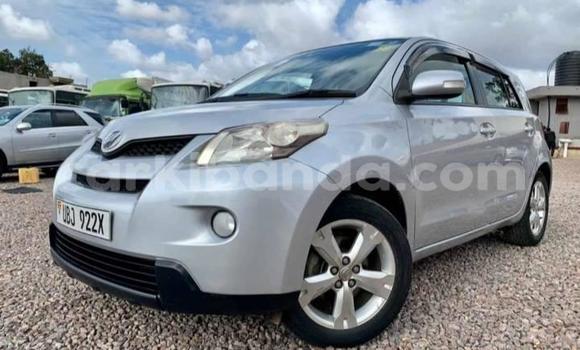 Gura Yakoze Toyota IST Silver Imodoka i Kampala mu Uganda