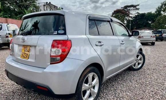 Gura Yakoze Toyota IST Silver Imodoka i Kampala mu Uganda Gura Yakoze Toyota IST Silver Imodoka i Kampala mu Uganda