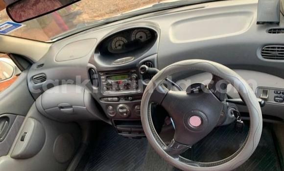 Acheter Occasion Voiture Toyota FunCargo Blanc à Kampala, Ouganda Acheter Occasion Voiture Toyota FunCargo Blanc à Kampala, Ouganda