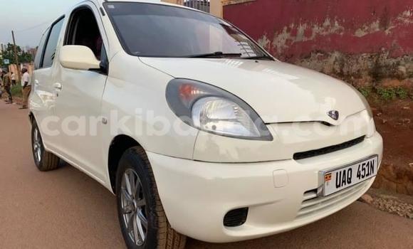 Acheter Occasion Voiture Toyota FunCargo Blanc à Kampala, Ouganda Acheter Occasion Voiture Toyota FunCargo Blanc à Kampala, Ouganda