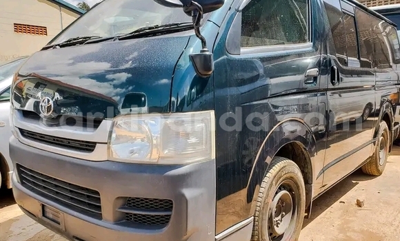 Nunua Ilio tumika Toyota Hiace Bluu Gari ndani ya Kampala nchini Uganda