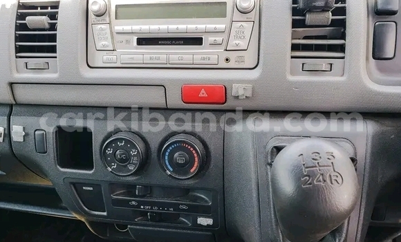 Nunua Ilio tumika Toyota Hiace Bluu Gari ndani ya Kampala nchini Uganda Nunua Ilio tumika Toyota Hiace Bluu Gari ndani ya Kampala nchini Uganda