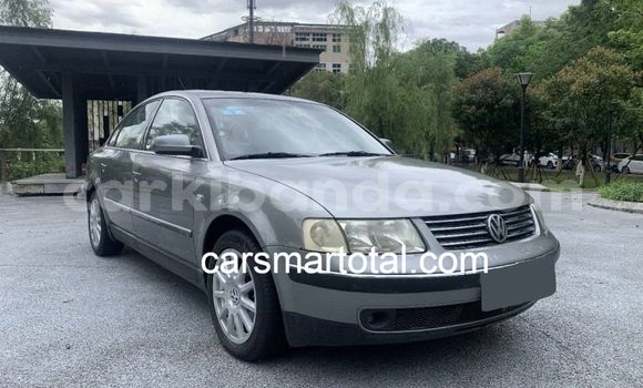 Nunua Ilio tumika Volkswagen Passat Fedha Gari ndani ya Kampala nchini Uganda