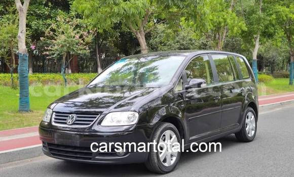 Gura Yakoze Volkswagen Touran Silver Imodoka i Kampala mu Uganda
