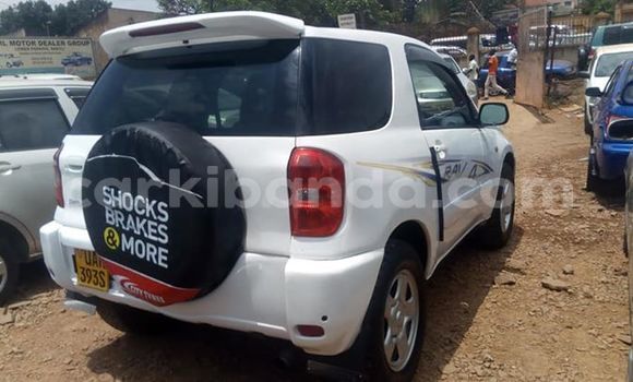 Gura Yakoze Toyota RAV4 White Imodoka i Kampala mu Uganda Gura Yakoze Toyota RAV4 White Imodoka i Kampala mu Uganda