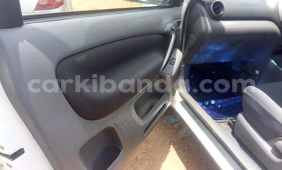 Gura Yakoze Toyota RAV4 White Imodoka i Kampala mu Uganda Gura Yakoze Toyota RAV4 White Imodoka i Kampala mu Uganda