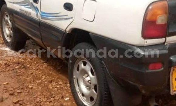 Gura Yakoze Toyota RAV4 White Imodoka i Kampala mu Uganda Gura Yakoze Toyota RAV4 White Imodoka i Kampala mu Uganda