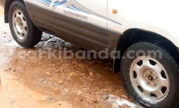 Gura Yakoze Toyota RAV4 White Imodoka i Kampala mu Uganda Gura Yakoze Toyota RAV4 White Imodoka i Kampala mu Uganda