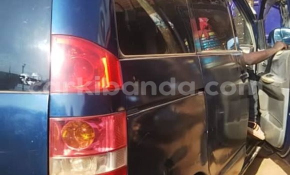 Gura Yakoze Toyota Noah Blue Imodoka i Kampala mu Uganda