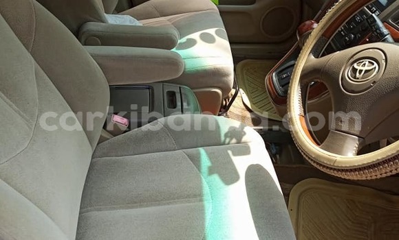 Gura Yakoze Toyota Harrier White Imodoka i Kampala mu Uganda Gura Yakoze Toyota Harrier White Imodoka i Kampala mu Uganda