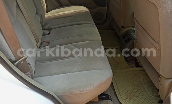 Gura Yakoze Toyota Harrier White Imodoka i Kampala mu Uganda Gura Yakoze Toyota Harrier White Imodoka i Kampala mu Uganda