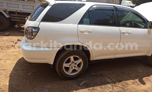 Gura Yakoze Toyota Harrier White Imodoka i Kampala mu Uganda Gura Yakoze Toyota Harrier White Imodoka i Kampala mu Uganda