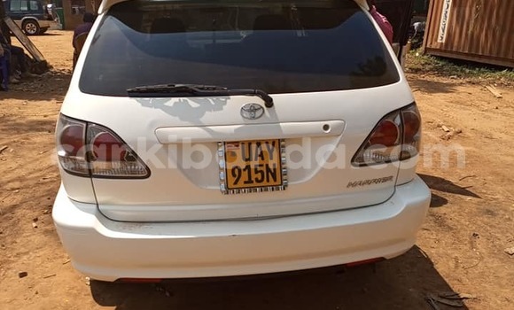 Gura Yakoze Toyota Harrier White Imodoka i Kampala mu Uganda Gura Yakoze Toyota Harrier White Imodoka i Kampala mu Uganda