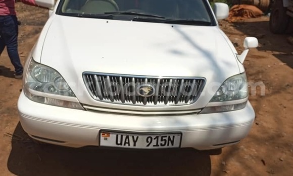 Gura Yakoze Toyota Harrier White Imodoka i Kampala mu Uganda Gura Yakoze Toyota Harrier White Imodoka i Kampala mu Uganda