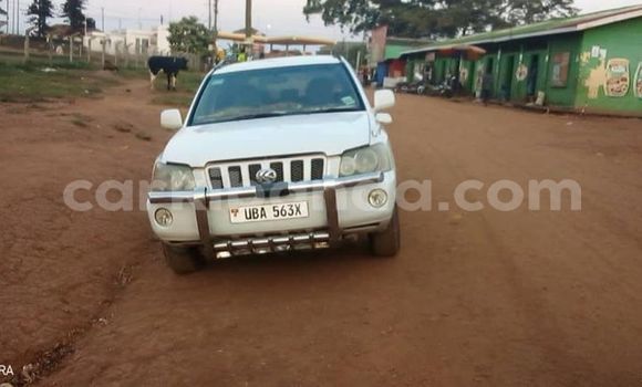 Gura Yakoze Toyota Kluger White Imodoka i Kampala mu Uganda