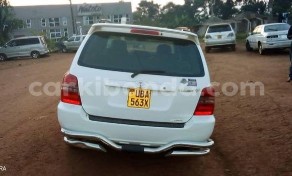 Gura Yakoze Toyota Kluger White Imodoka i Kampala mu Uganda Gura Yakoze Toyota Kluger White Imodoka i Kampala mu Uganda